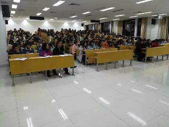 同学们认真做笔记